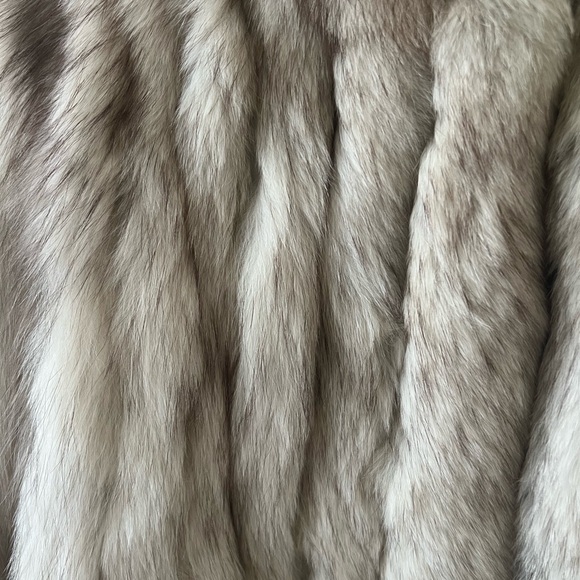 Saga Fox Genuine Norwegian Blue Fox Fur Coat – Luxury Natural Fur—size M - Picture 5 of 16